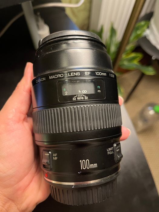 Canon EF 100mm f/2.8 Macro USM – stare excelentă, folosit foarte puțin