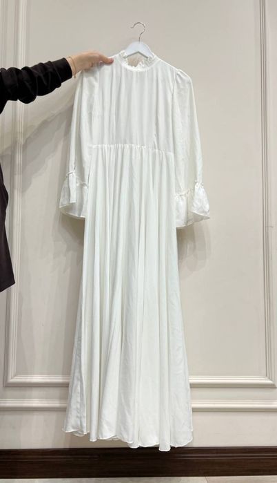 Qo‘l mehnatida ayollar atlas libosi – nafis uslubda