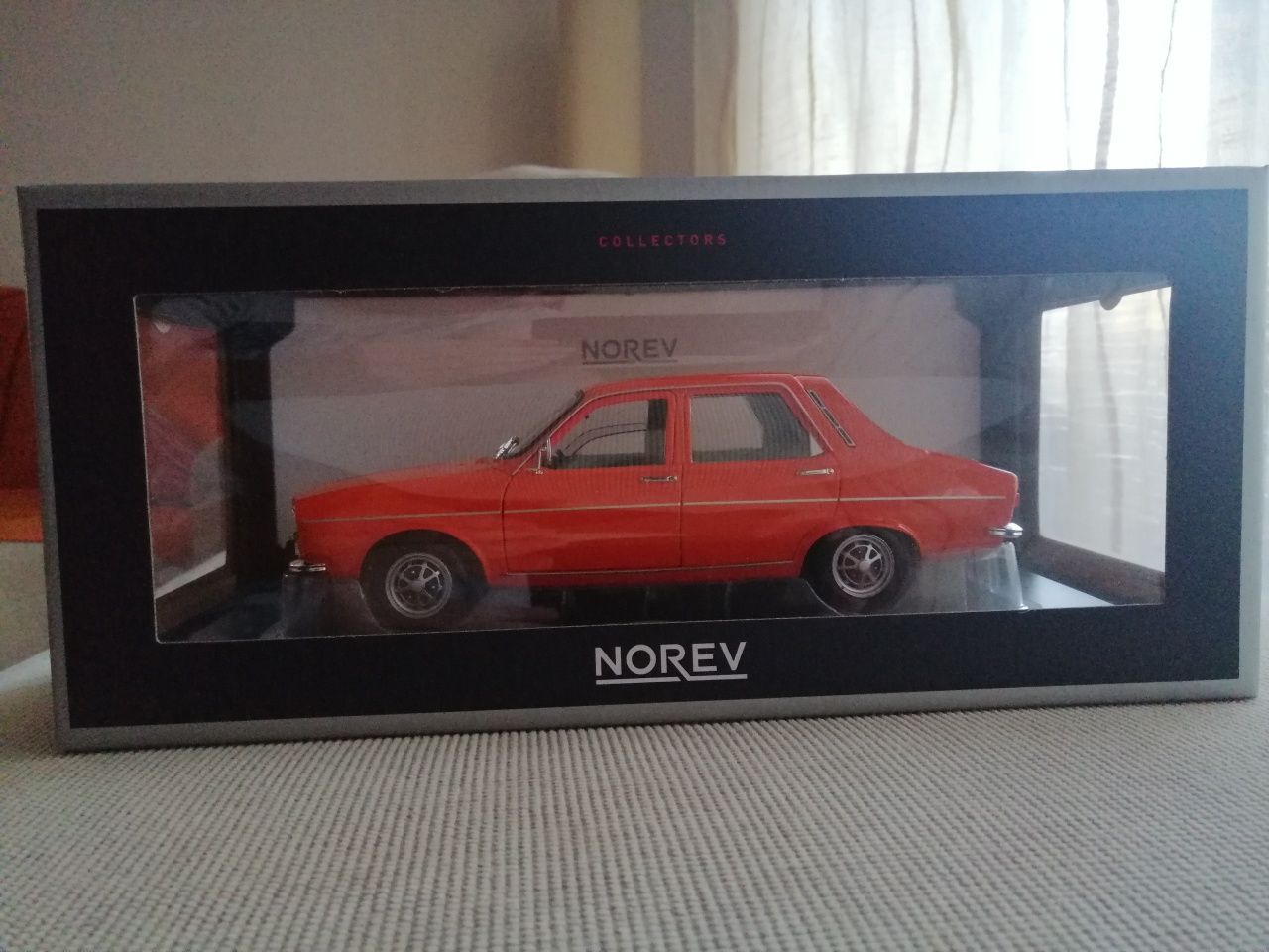 Vand macheta Renault 12 Ts (Dacia 1300) berlina noua portocalie 1/18