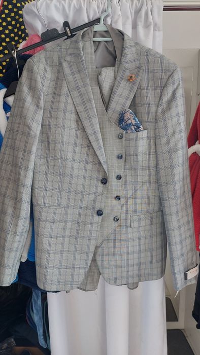 Costume de barbati,noi ,cu eticheta,preț de en-gros, 325/buc,lichidare
