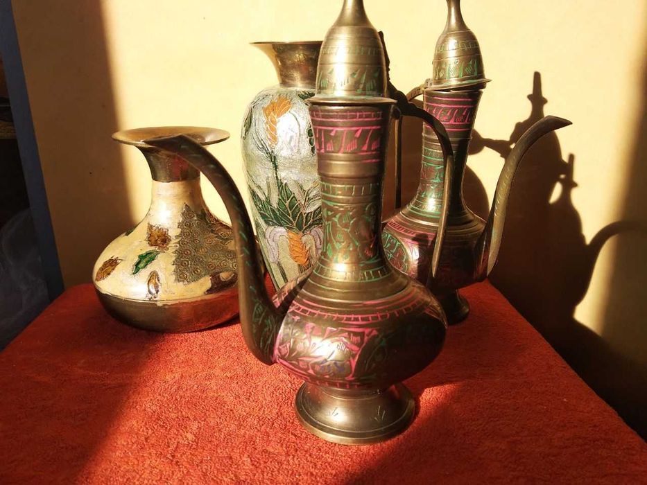 Кумган 2 шт. и латунные вазочки с рисунком из цветной эмали