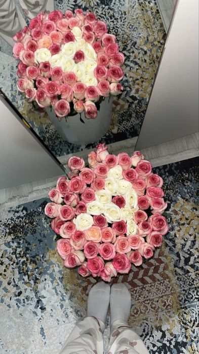 Свежие голландские розы в коробке с надписью “Н”