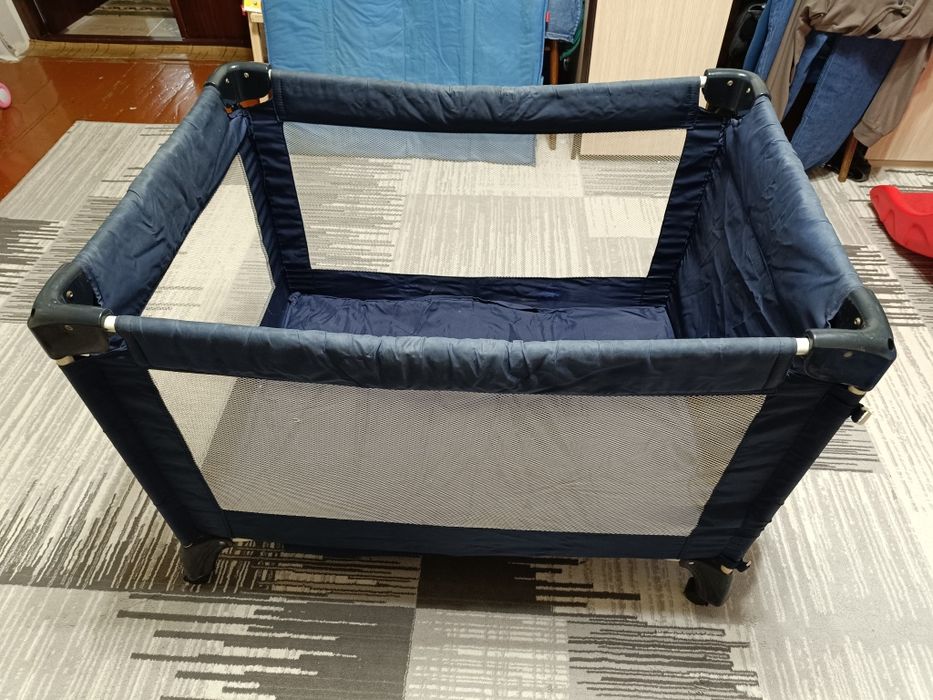 Продается детский манеж на колесиках, складной