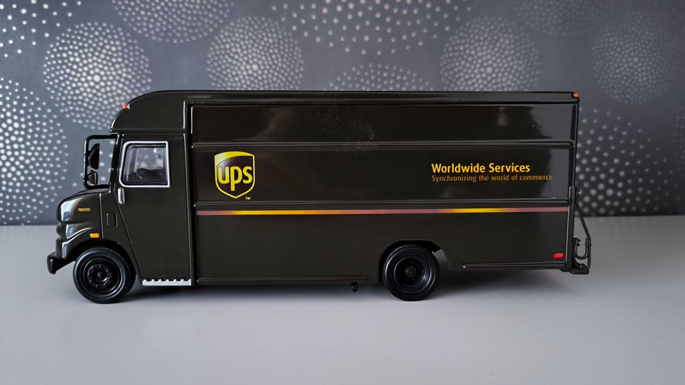 Macheta microbuz UPS Delivery – 1/32 Revell – Action Models