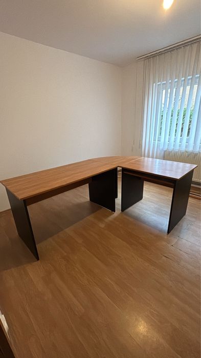 birou semicerc in stare buna din lemn de pal