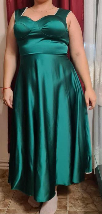 Красива зелена рокля !