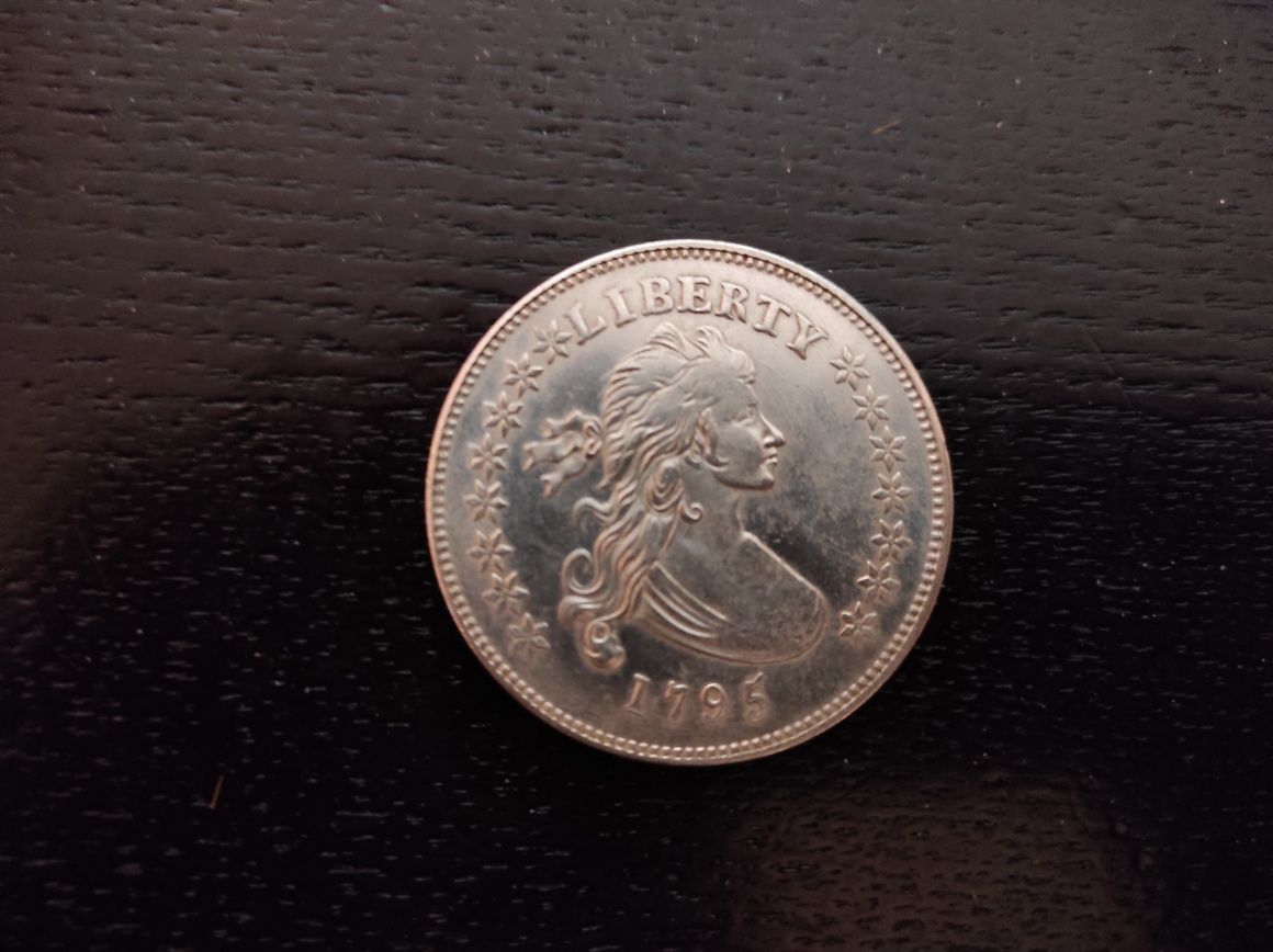 Реплика на Сребърен долар 1795