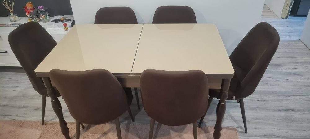 Masa extensibila + 4 scaune tapitate