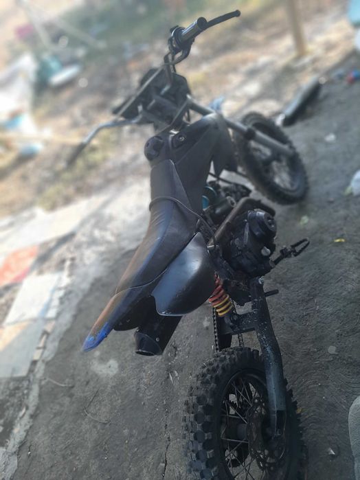 Schimb cross de 125 pe un scuter, ca defecte nu are frâne si scânteie