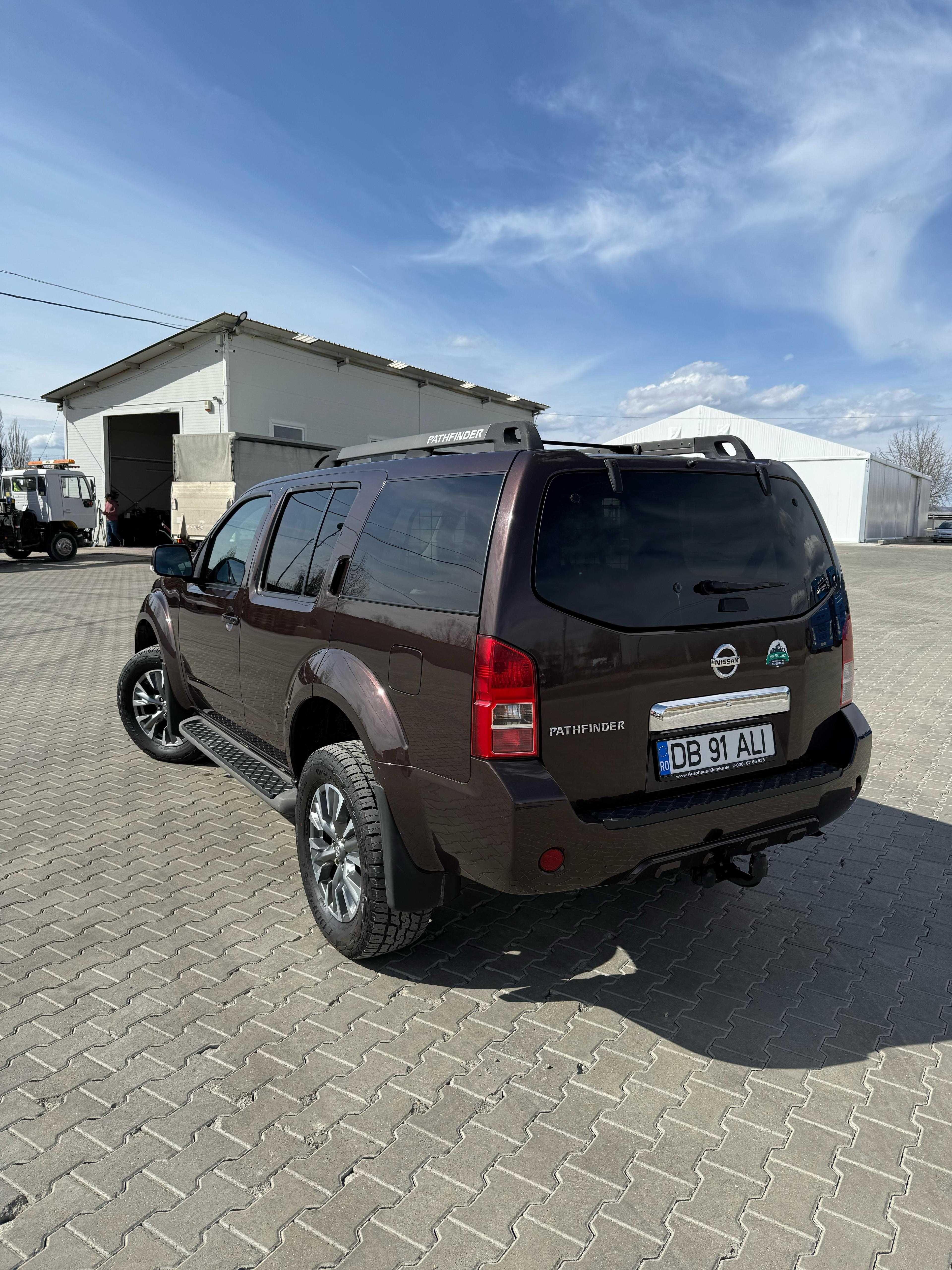 Nissan Pathfinder 2010 cu 7 locuri
