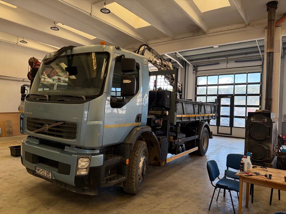 Volvo autobasculanta cu macara, cupa,rotitor si carlig