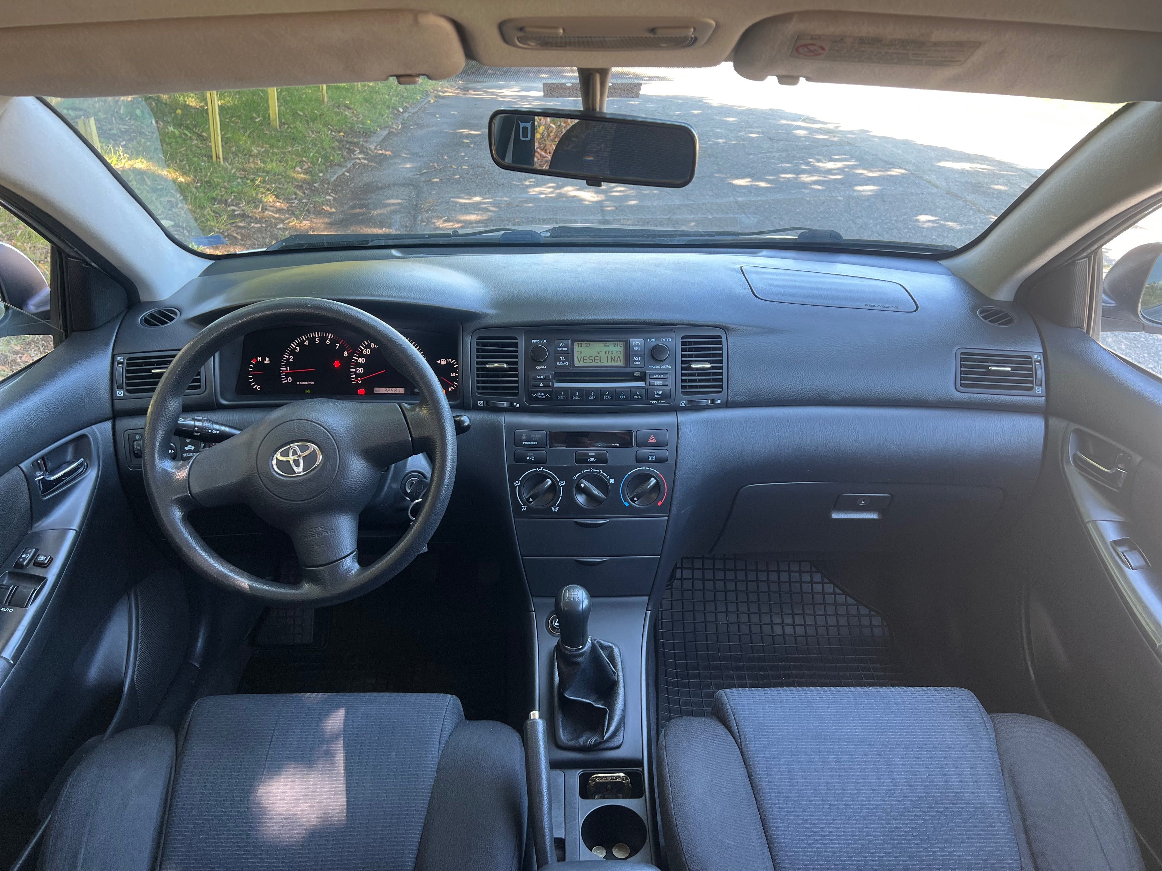 Toyota Corolla 1,4 VVT-I хечбек Регистриран