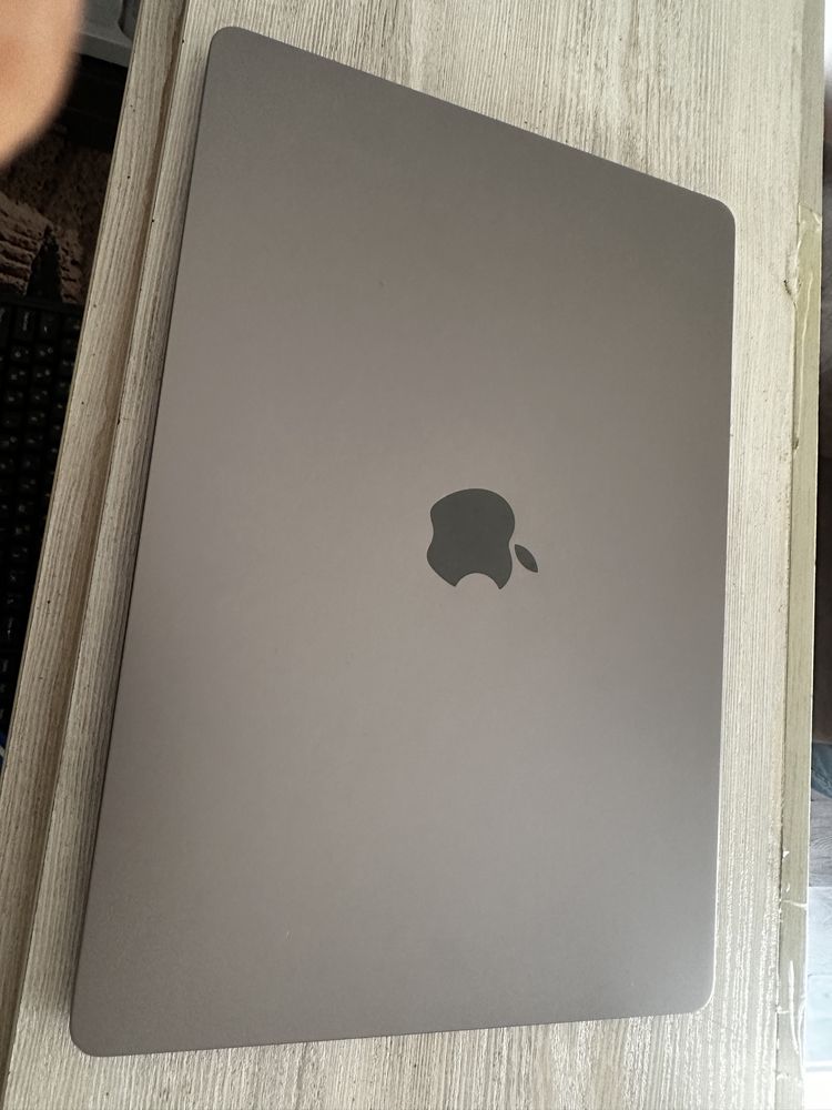 MacBook Air M2 15 Uzoq batareya, katta ekran, a’lo holatda