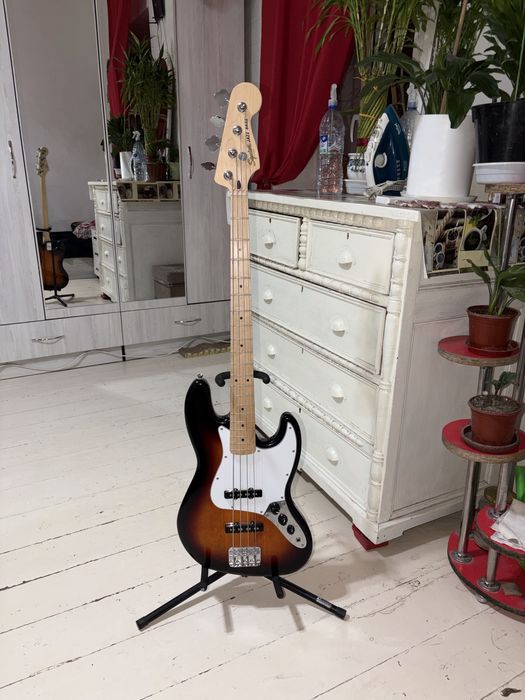Продается Басс гитара fender squier affinity jazz bass sunburst