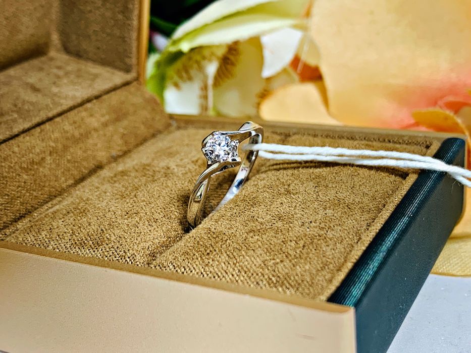 Нежное золотое кольцо модели «Одноглазка» с бриллиантом