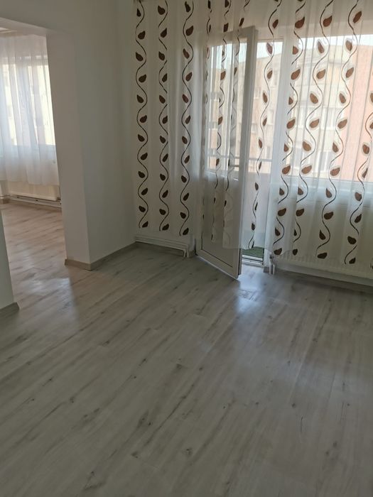 Vând apartament recent renovat