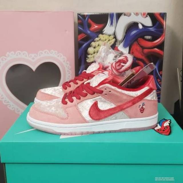 Nike sb x Strangelove dunk low