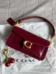 Geantă Coach Tabby 20 – ediție burgundy cu breloc cireașă
