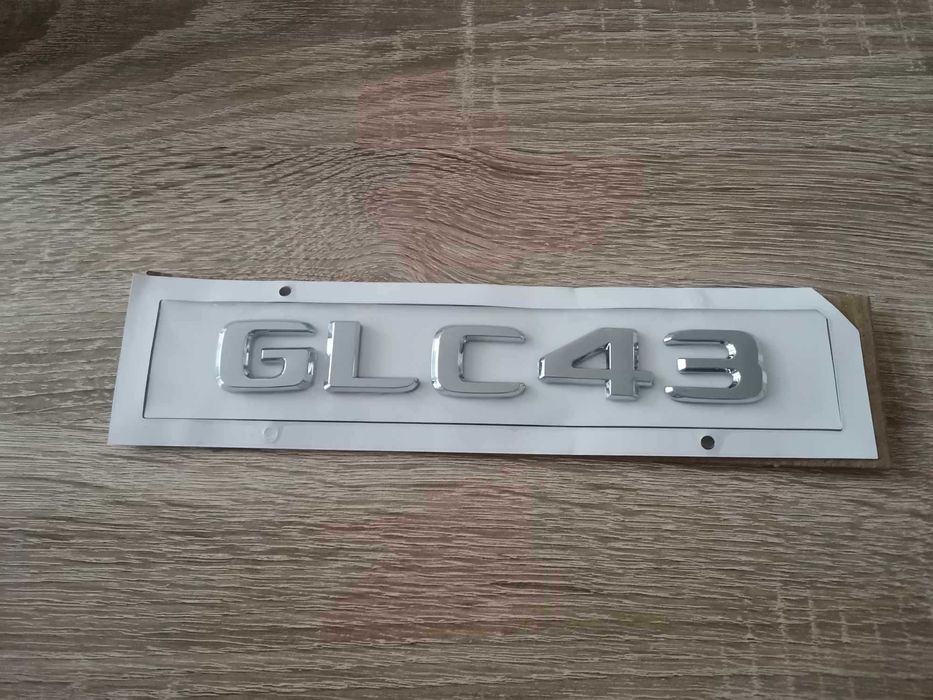 сребрист надпис Mercedes Benz GLC 43