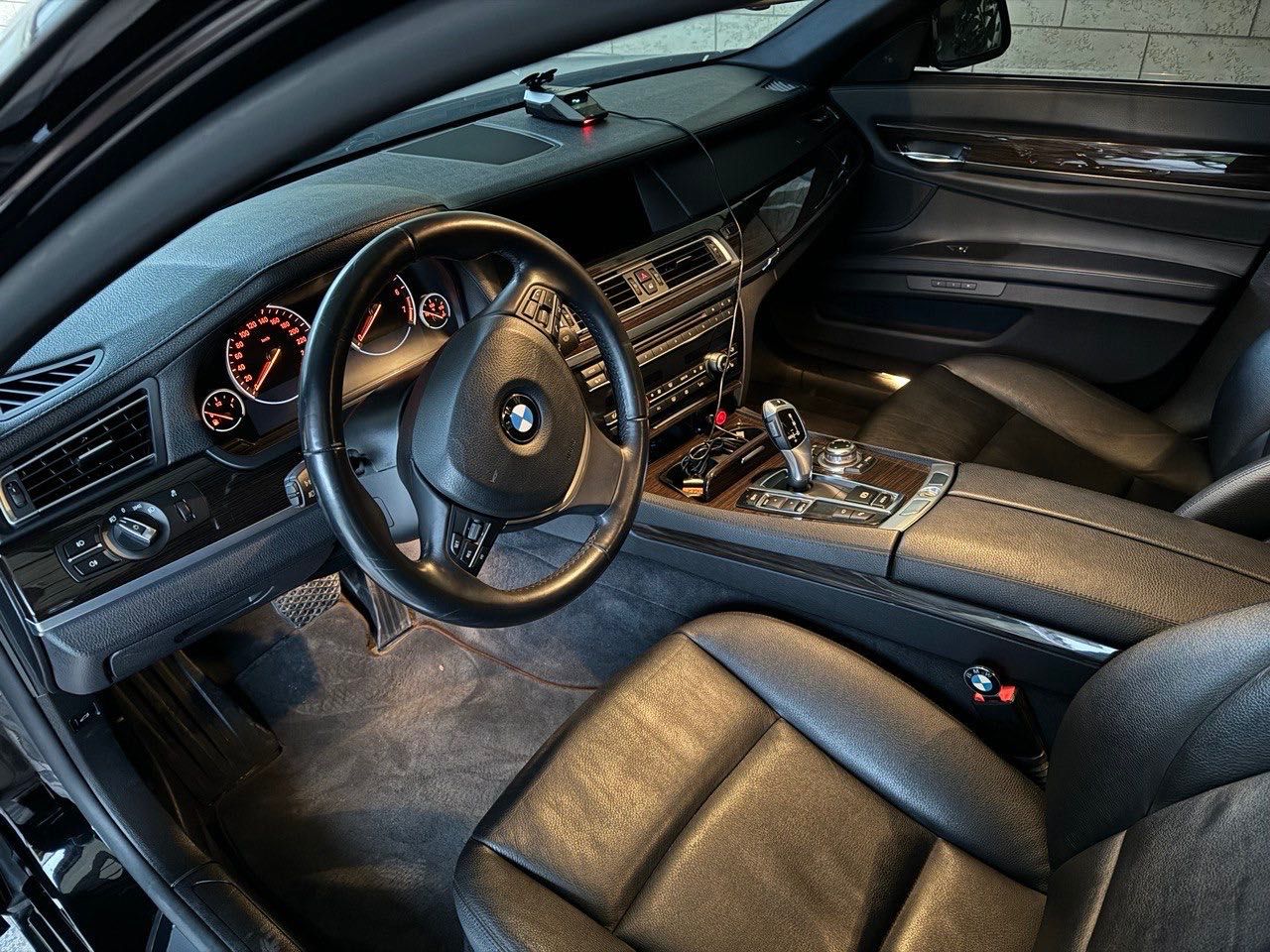 BMW 740i год 2012. пробег 82000. очень хорошее состояние