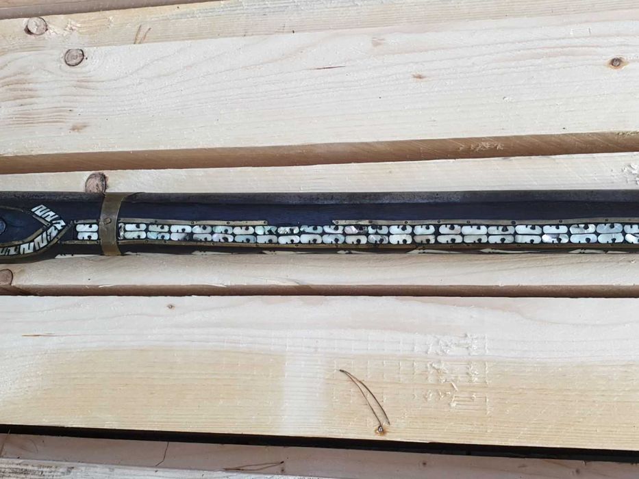 Стара пушка за стена