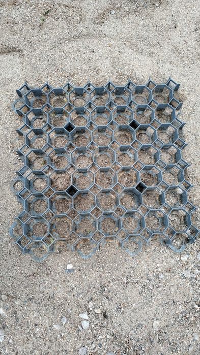 Продавам паркинг елементи PVC 50x50см