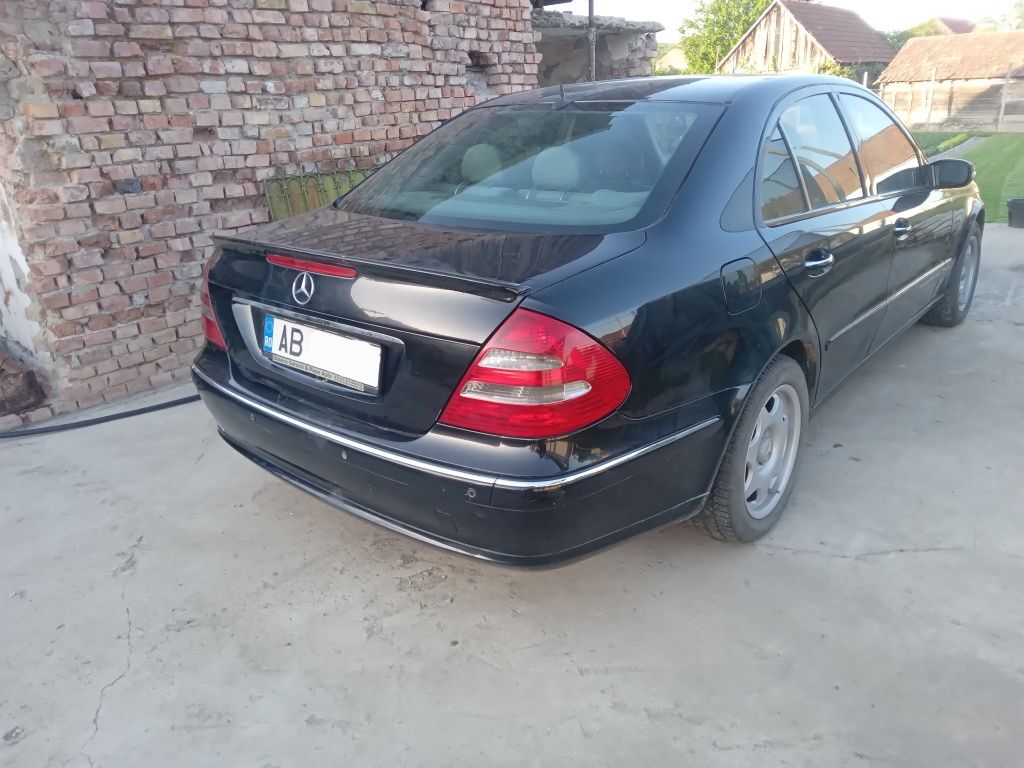 Vând Mercedes- Benz E 2.2