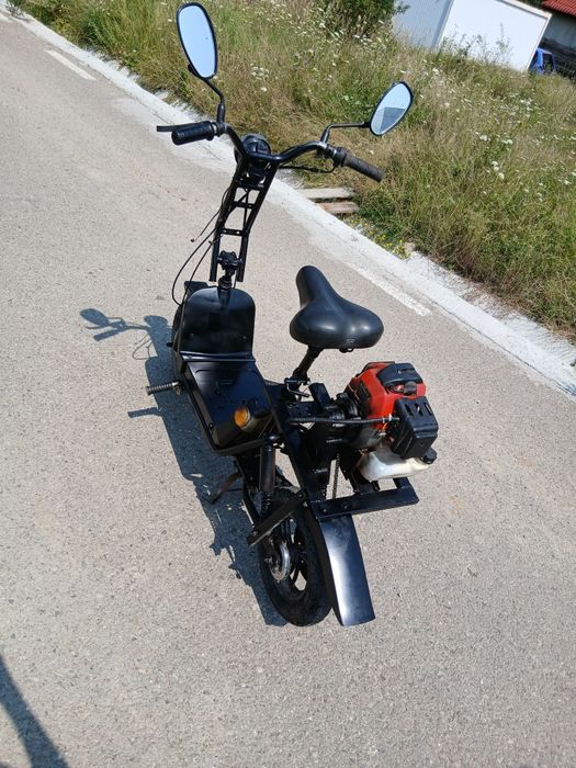 Vând scuter cu motor de cositoare