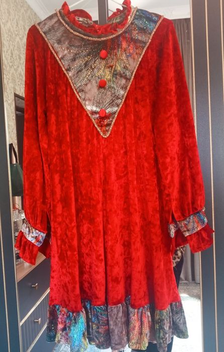 To‘q qizil vilur ko‘ylak  — uyda ham jozibali ko‘rinish uchun!