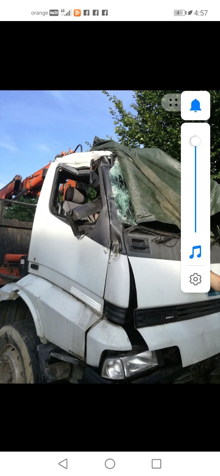 Vând camion cu macara cabina avariata