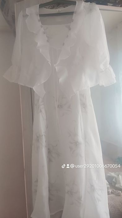 Продается нежное, облегающее белое платье.