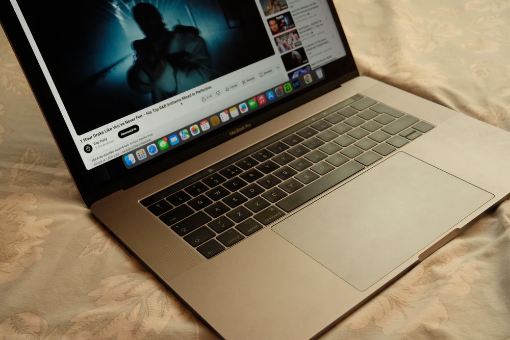 Macbook pro 2017 15inch  i7 16gb ram