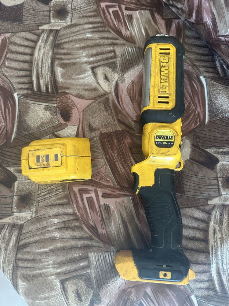 Продавам фенер и USB Dewalt