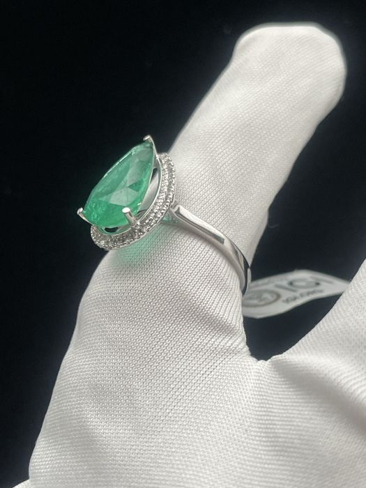 Дамски пръстен бяло злато, изумруд и диаманти.