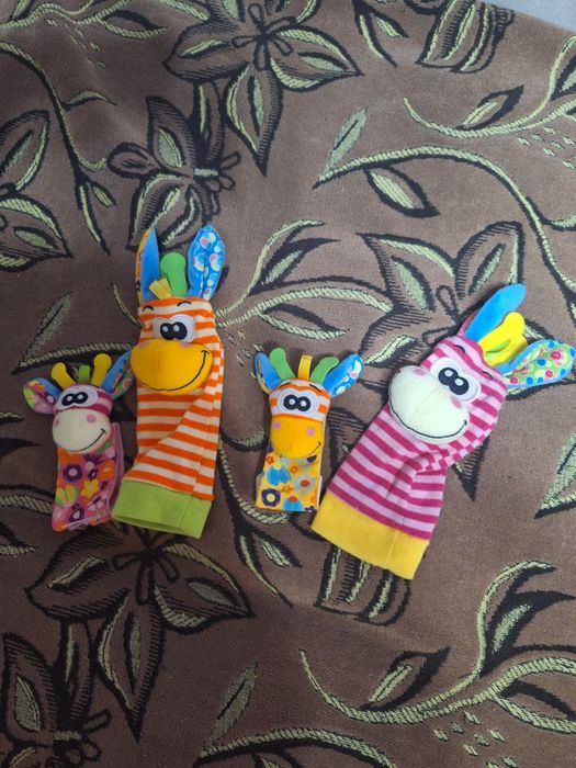 Продам игрушки для малышей на ручки и ножки