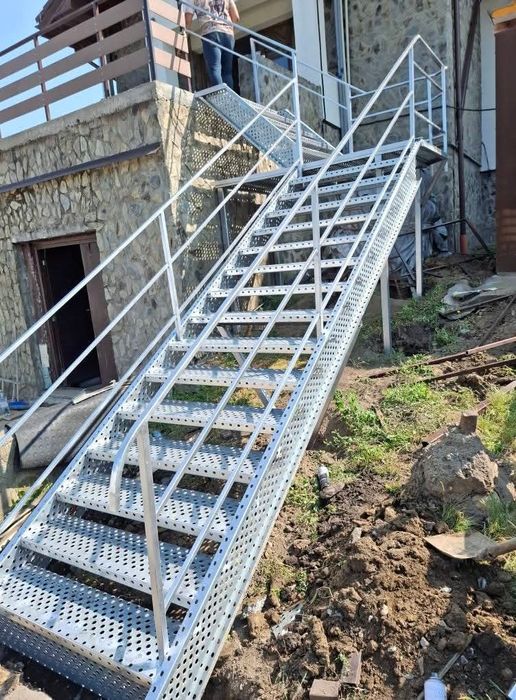 Vând scări zincate galvanizate