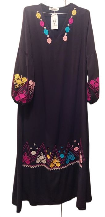 Superba rochie neagra cu broderie