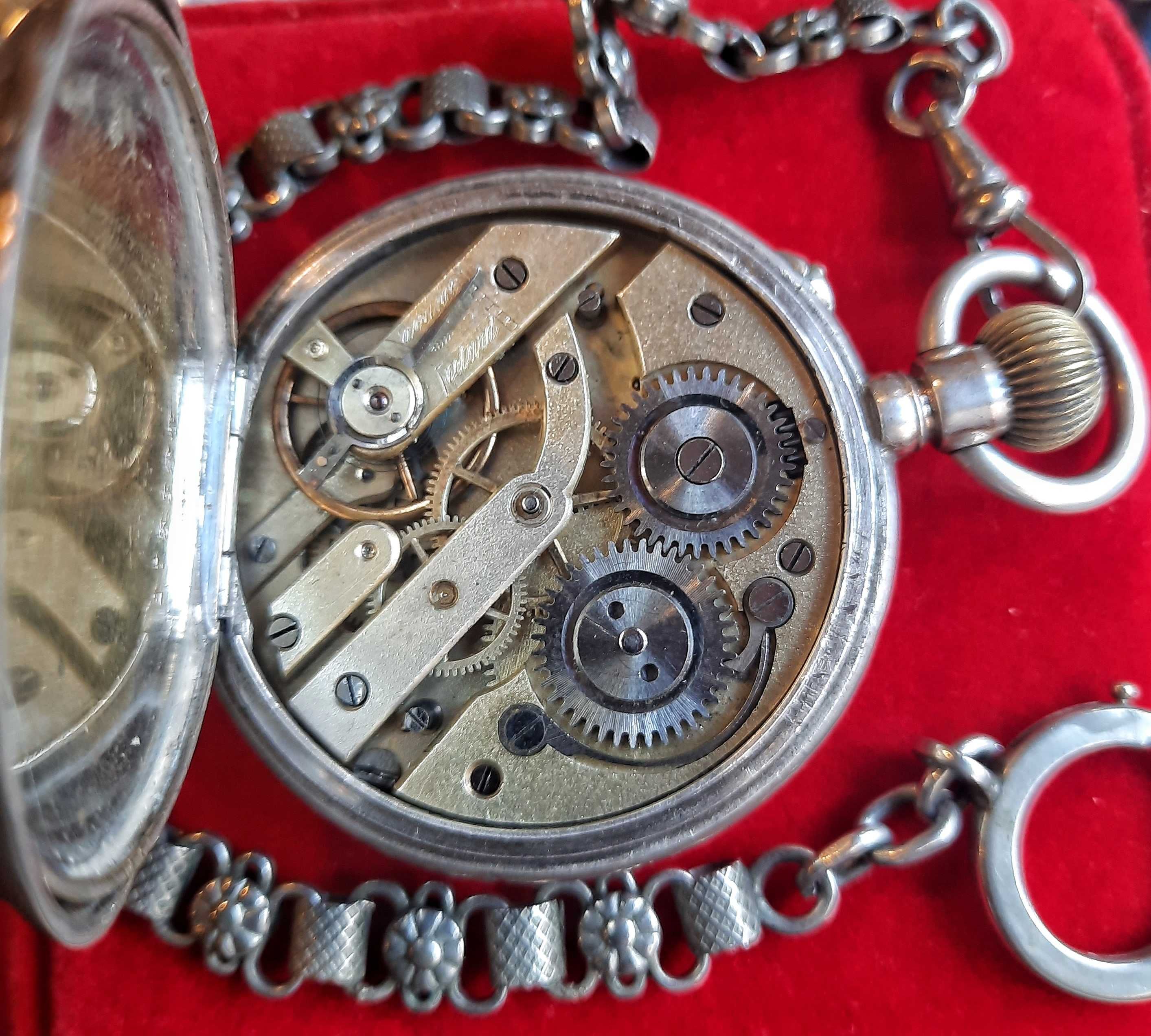 Старинен сребърен Швейцарски джобен часовник с кюстек.