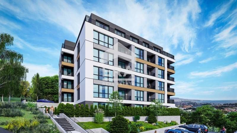 Тристаен апартамент за продажба с морска и градска панорама в новостро