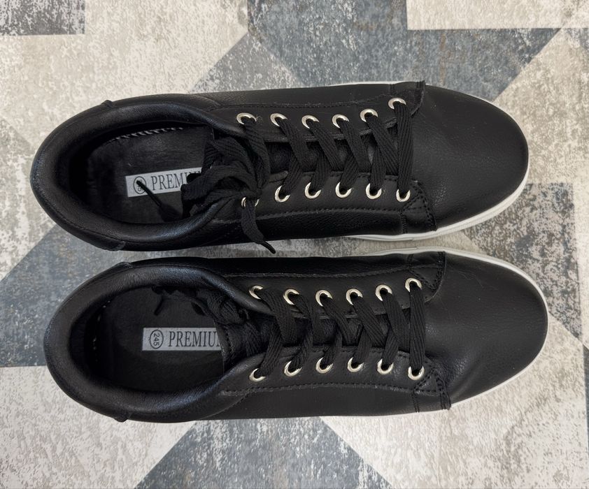 Продам кроссовки черного цвета