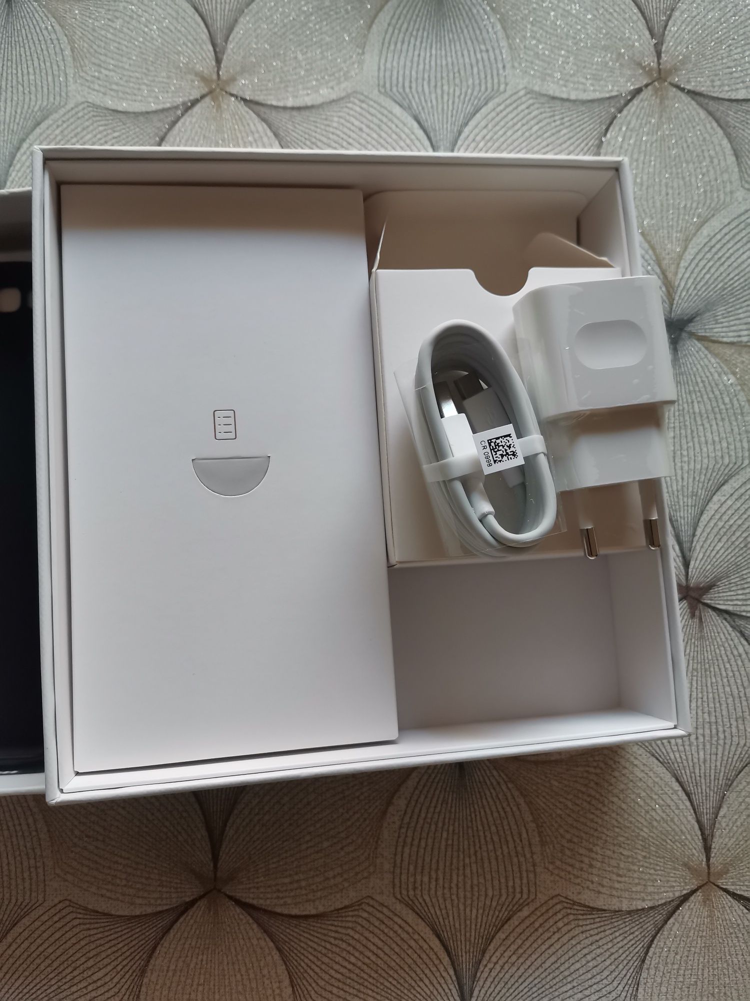 Huawei P9 lite с кутия и неизползвани зарядно и кабел