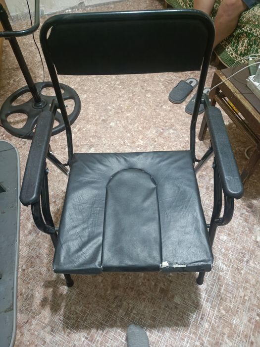 Продам срочно кресло туалет