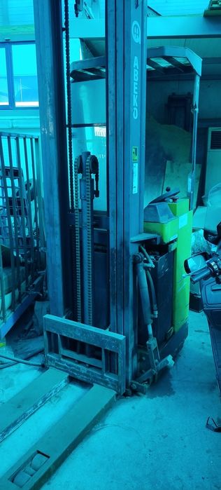 Електрически палетен повдигач