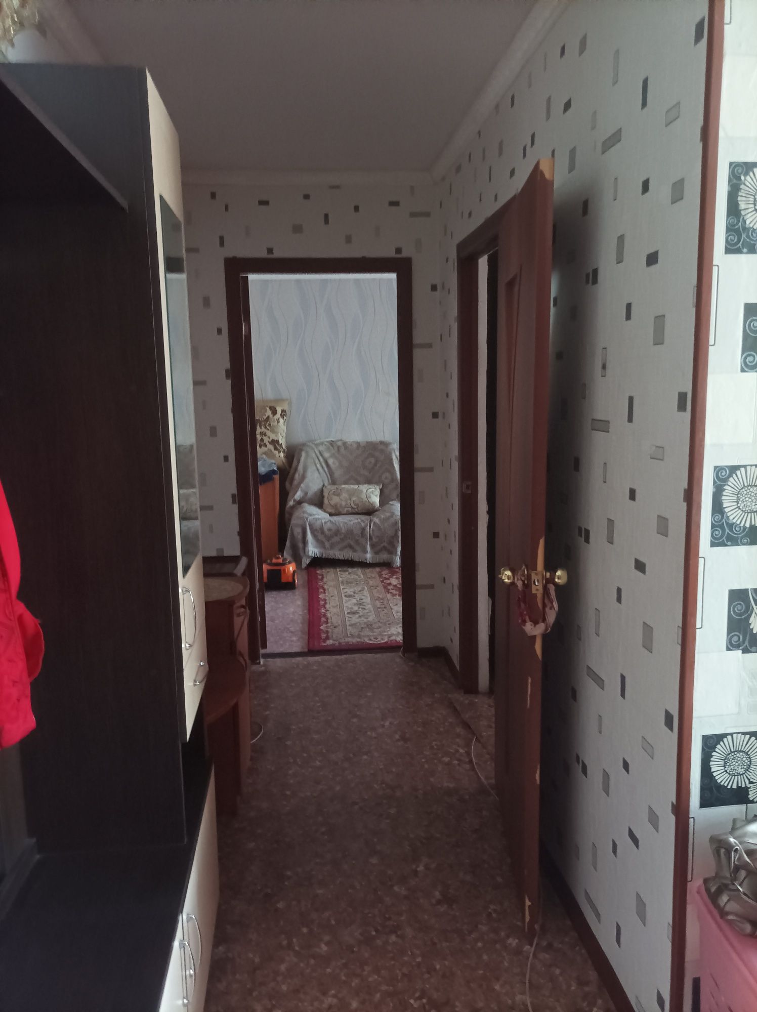 Продам 2 комнатную квартиру .  Срочно