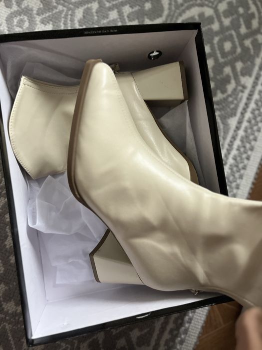 Botine cu toc purtate o data