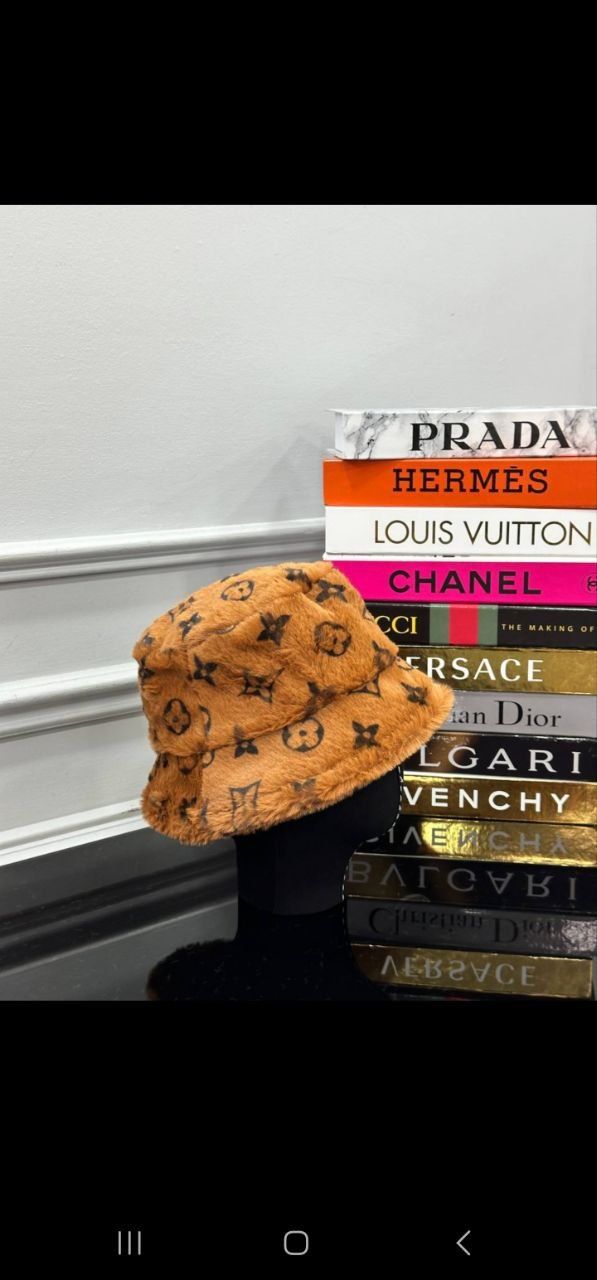 Pălării pufoase Louis Vuitton