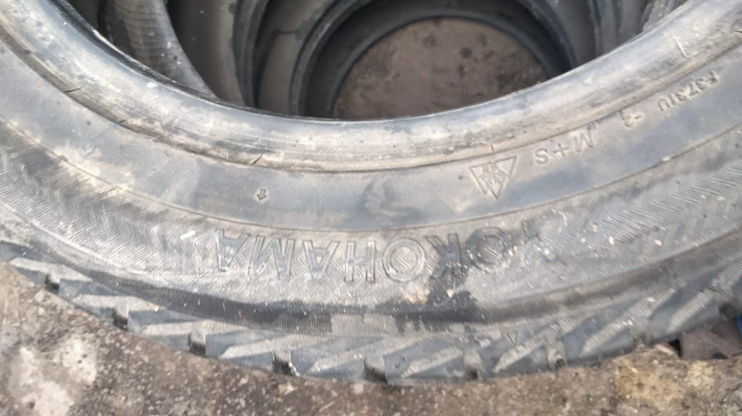 Продам зимние шины Yokohama 215/55/17