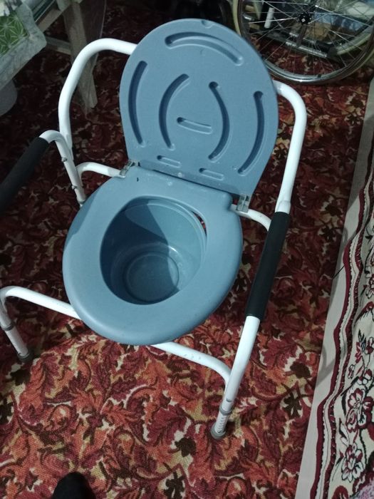 Инвалидный стул с санитарным оборудованием