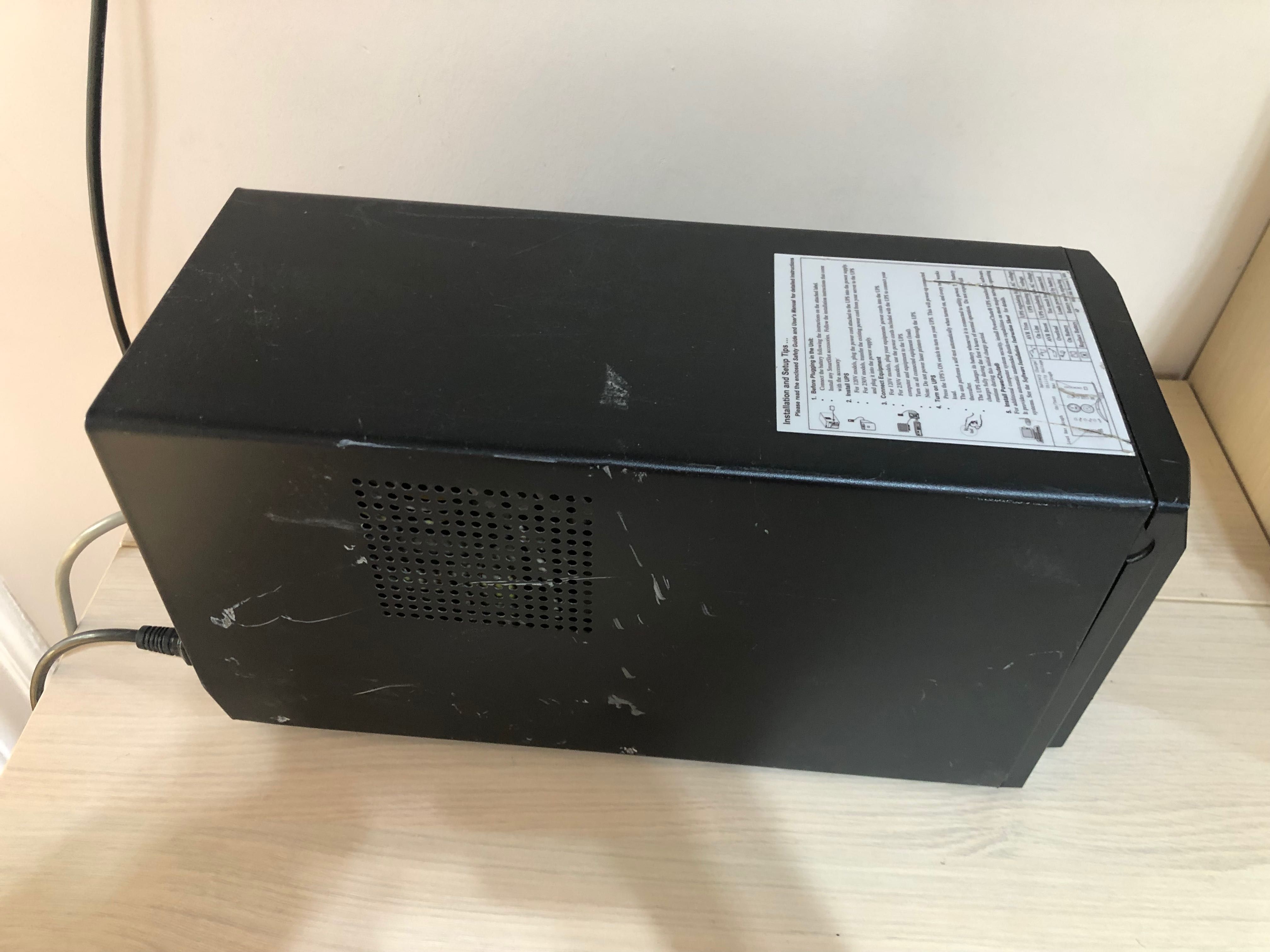 APC Smart-UPS 1000VA USB Serial Port 230V AVR unda sinusoida pura