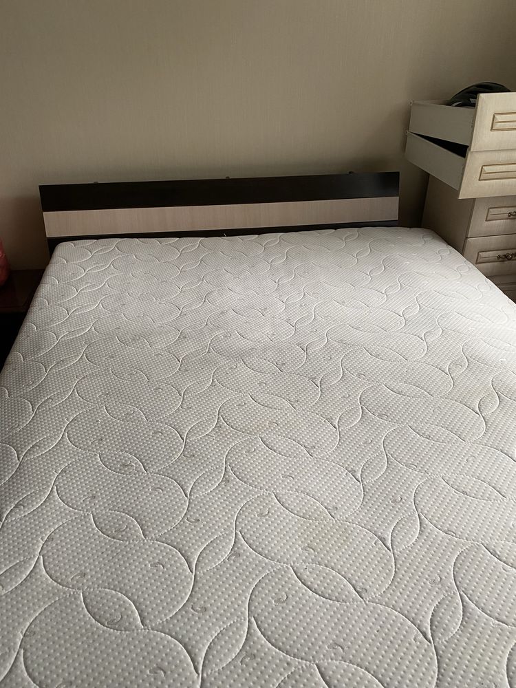 Продам двуспальную кровать